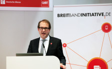 Infrastrukturminister Alexander Dobrindt muss sich mit scharfer Kritik des Bundesrechnungshofes auseinandersetzen. CC BY-SA 2.0, via flickr/Jana Kausch