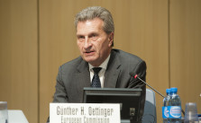 Digitalkommissar Günther Oettinger trifft sich besonders gerne mit Vertretern aus der Wirtschaft – und vertritt anschließend deren Positionen. CC BY 2.0, via flickr/ITU Pictures