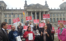 Bundestags-Abgeordnete Notz (Grüne), Renner (Linke) und Mittag (SPD) bei einer Aktion von Campact.