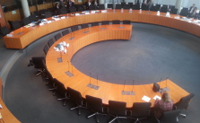 Sitzungssaal vor Beginn der Anhörung.