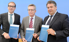 Die deutschen Internetminister Bundesverkehrsminister Dobrindt, Bundesinnenminister de Maizière und Bundeswirtschaftsminister Gabriel sollten mehr miteinander reden. / © BMWi/Susanne Eriksson