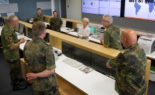 Verteidigungsministerin von der Leyen beim Kommando Strategische Aufklärung. Bild: Roland Alpers, Bundeswehr.