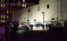 Polizei beginnt, Einzelne aus der Kundgebung herauszulösen und auf einem Parkplatz zu durchsuchen. Personen werden fotografiert, Mobiltelefone beschlagnahmt. (Bild: Zusendung)
