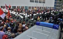 Polizeikessel bei Blockupy-Protesten in Frankfurt 2013. Bild: Tim, Blockupy 2013 Kessel, CC BY 2.0