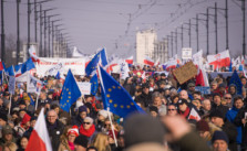 Die rechtspopulistische Regierung sieht sich großen Straßenprotesten gegenüber. Anfang Mai diesen Jahres waren allein in Warschau etwa 250.000 Menschen auf der Straße. Foto: CC-BY 2.0 Jaap Arriens