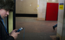 Ein Smartphonenutzer in der Moskauer Metro. Foto: CC-BY-NC-ND 2.0 Alex Naanou