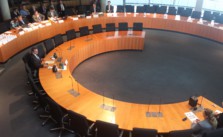 Zeuge Stefan Kaller im Europasaal vor Beginn der Anhörung.