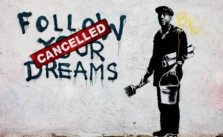 Pseudonyme haben eine lange Tradition. Hier ein Bild des bekannten Streetart-Künstlers Banksy, dessen Klarname nicht bekannt ist. Foto: CC-BY-NC 2.0 Thomas Hawk