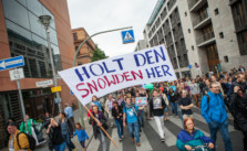 Demonstranten fordern im August 2014 auf der "Freiheit statt Angst"-Demonstration den NSA-Whistleblower Edward Snowden nach Deutschland zu holen. Bild: Jakob Huber/Campact unter CC BY-NC 2.0-Lizenz