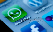 Innenminister de Maizière will Telemediendienste, die zur Kommunikation genutzt werden, auch von der Vorratsdatenspeicherung erfassen lassen. Dazu gehören neben Messengern wie WhatsApp auch Webseiten mit Kommentarfunktion. Foto: CC-BY 2.0 Sam Azgor