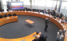 Europasaal vor Beginn der Sitzung, diesmal mit Zeuge per Videostream.