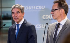 BKA-Chef Holger Münch und der stellvertretende Fraktionsvorsitzende der Union Dr. Stephan Harbarth bei der Vorstellung des Zwölf-Punkte-Programms.