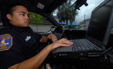 Ein Polizist nutzt einen Computer im Streifenwagen. Foto: CC-BY-NC-ND 2.0 ibmphoto24