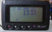 Die Telekom arbeitet jetzt mit einem Datenschutz-One-Pager (nicht zu verwechseln mit dem alten Telekom-Pager "Skyper") CC BY-SA 3.0 Denis Apel https://en.wikipedia.org/wiki/Pager#/media/File:Skyper-stardado.JPG