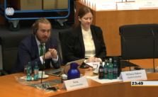 Die Sachverständigen vor Beginn der Anhörung. Bild: Bundestag TV.