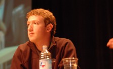 Vermeintlich kostenfreie Zugangsangebote wie Facebooks Internet.org bezahlen die Nutzer mit ihrer Informations- und Wahlfreiheit. CC BY 2.0, via flickr/Andrew Feinberg