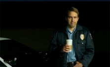 Dank PreCrime-Software von IBM wartet der Cop mit Kaffee am Tatort (Screenshot von einem IBM-Werbefilm für das System "Blue Crush").