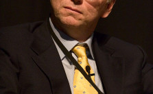 512px-Eric_E_Schmidt,_2005_(looking_left)