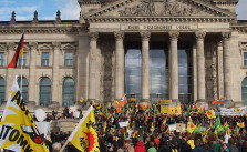 Könnten vom Inlandsgeheimdienst als "Extremisten" gespeichert werden: Teilnehmende an einer Anti-Atom-Demo in Berlin.