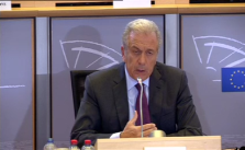 Dimitris Avramopoulos bei seiner Anhörung vor dem Parlament.