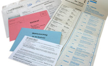 CC-BY-SA < href="https://de.wikipedia.org/wiki/Datei:Bundestagswahl_05_briefwahl.jpg">Christian Horvat