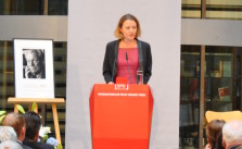 Ein ungewohntes Bild: Sarah Harrison bei der SPD.