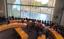 Saal vor der Sitzung.