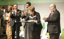 Dilma Rousseff unterzeichnet den Marco Civil. Bild: Net Mundial. Lizenz: Creative Commons BY-NC 2.0.