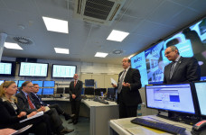 Besuch im "Cybersicherheitszentrum" der NATO. Die EU fordert mehr Zusammenarbeit.