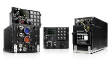 Funkgeräte von Rohde & Schwarz der Baureihe "MR6000A" mit Zusatzmodulen. Sie dienen der Kommunikation mit der Flugsicherung.