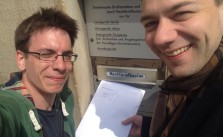 Stefan Wehrmeyer und Mathias Schindler beim Einreichen der Klage "FragDenStaat vs. Bundesrepublik Deutschland".
