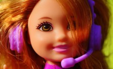 Barbie hört im Kinderzimmer mit.