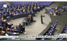 Die Opposition am unteren Bildrand stimmt für den Antrag. Screenshot Bundestags-tv