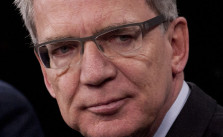 Thomas de Maizière. Foto: MC1 Chad J. McNeeley Lizenz: CC BY 2.0.