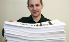 Max Schrems mit der Klageschrift