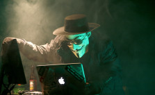 So sinnvoll wie der Hackerparagraf: Symbolbild eines "Hackers". Bild: Brian Klug. Lizenz: Creative Commons BY-NC 2.0.