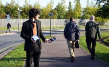 Intelexit verteilt Flyer vor dem GCHQ