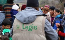 Tara Kalaputi und andere Legis-Freiwillige verteilen Essen und Kleidung in Idomeni. Foto: CC-BY-SA Rebecca Ciesielski