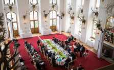 Dezent geht anders: Der G6-Stammtisch unter deutschem Vorsitz auf Schloss Moritzburg.