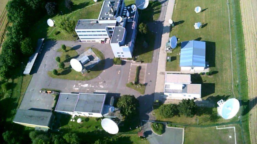 Die BND-Außenstelle in Schöningen bei Hannover. Hier werden die Daten gesammelt, die an die Bundeswehr weitergereicht werden. Das Bild knipste eine fliegende Kamera bei einem Zaunspaziergang von AktivistInnen.