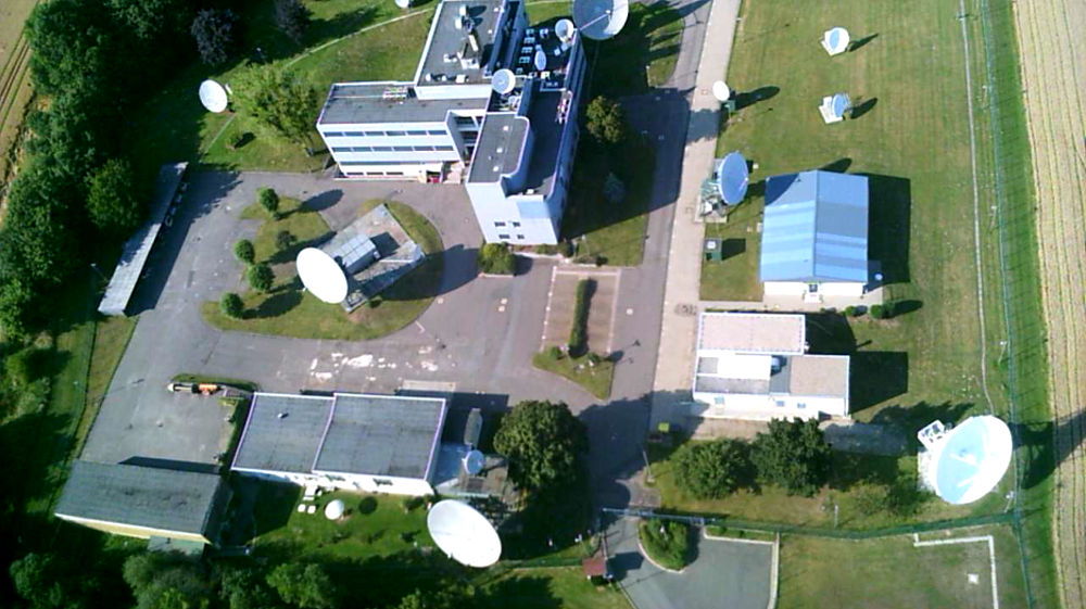 Die BND-Außenstelle in Schöningen bei Hannover. Hier werden die Daten gesammelt, die an die Bundeswehr weitergereicht werden. Das Bild knipste eine fliegende Kamera bei einem Zaunspaziergang von AktivistInnen.