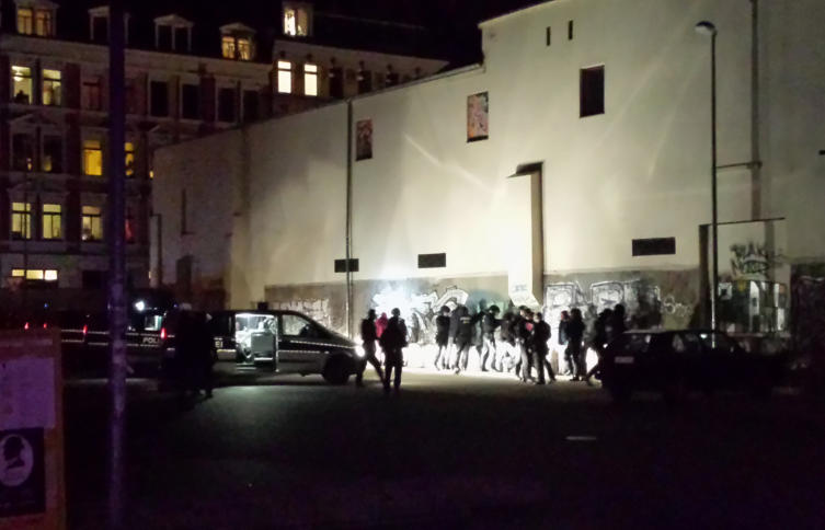 Polizei beginnt, Einzelne aus der Kundgebung herauszulösen und auf einem Parkplatz zu durchsuchen. Personen werden fotografiert, Mobiltelefone beschlagnahmt. (Bild: Zusendung)