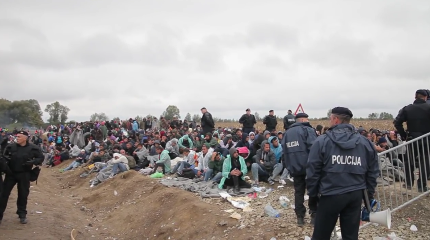 Geflüchtete auf der "Balkan-Route" im Herbst 2015. Die erweiterten Systeme SIS II, EURODAC, VIS und ECRIS betreffen zuerst MigrantInnen.