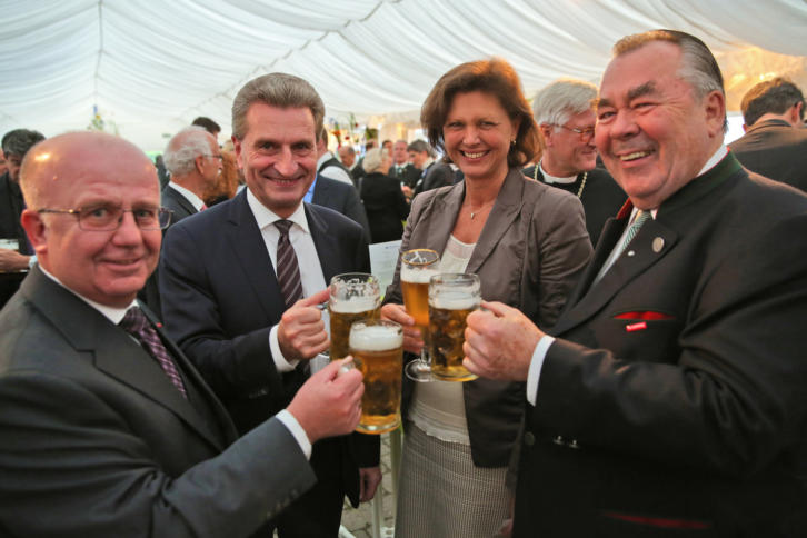 Liest im Internet nur Überschriften von Artikeln: EU-Kommissar Günther Oettinger (zweiter von links).