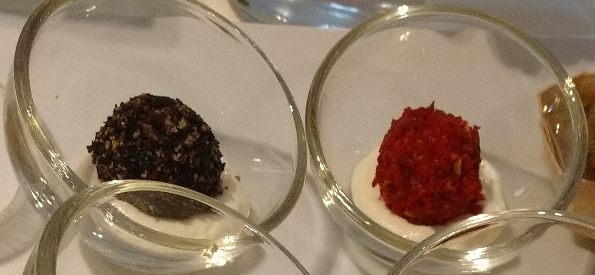 Rot und schwarze Häppchen für rote und schwarze Freundeskreise