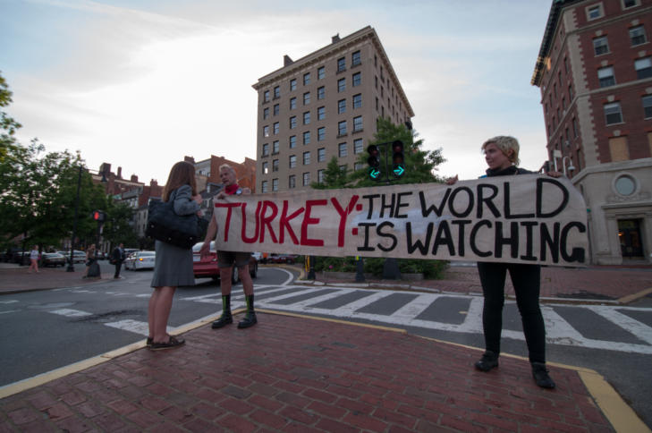 Über zum Beispiel Proteste soll sich die türkische Bevölkerung nicht mehr informieren dürfen.