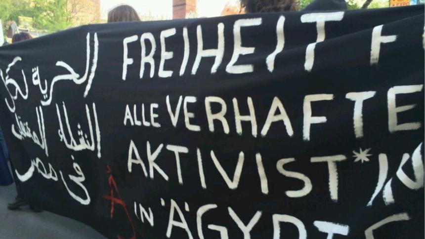Transparent zu den jüngsten Festnahmen in Ägypten am 1. Mai in Berlin.