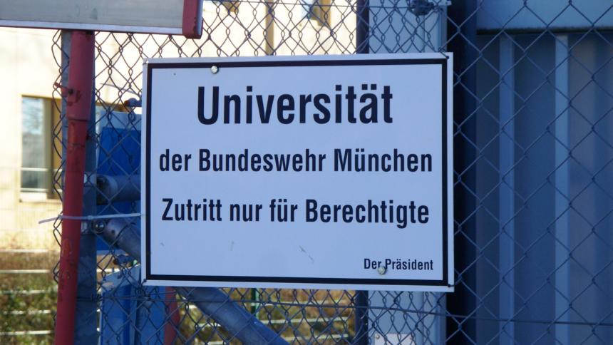 Zutritt nur für Berechtigte: IT-Fachkräfte sollen hauptsächlich Angehörige der Bundeswehr werden.