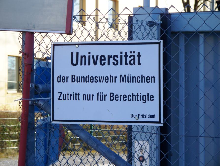 Zutritt nur für Berechtigte: IT-Fachkräfte sollen hauptsächlich Angehörige der Bundeswehr werden.