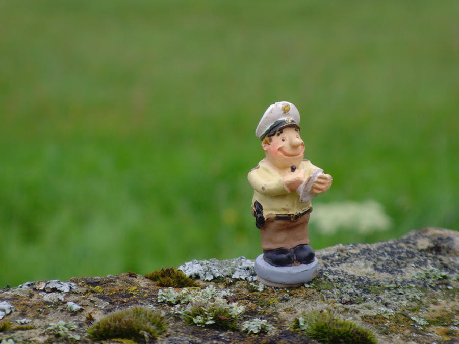 Polizist mit Zettel und Stift